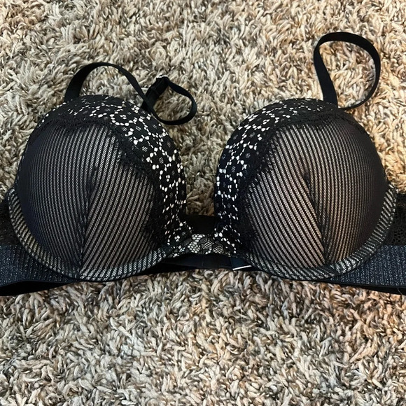 Victoria Secret Lace Bombshell Bra - Picture 1 of 1